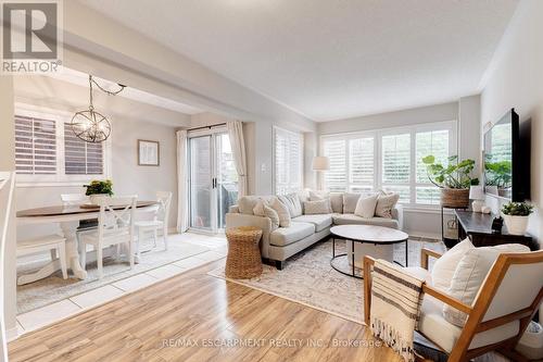 5647 Stella Lane, Burlington, ON - Indoor Photo Showing Living Room