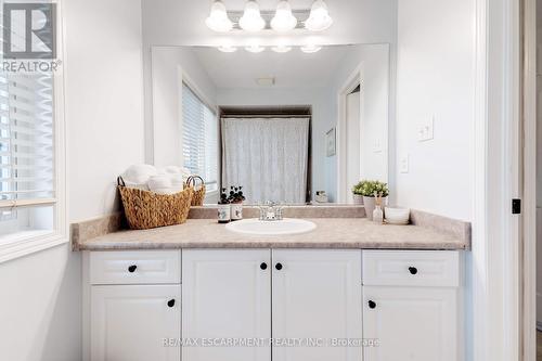 5647 Stella Lane, Burlington (Appleby), ON - Indoor Photo Showing Bathroom