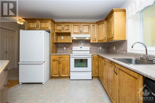 304 Cedar Crest Drive, Carleton Place, ON - Indoor Photo Showing Kitchen