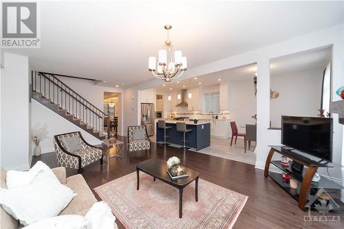 152 Finsbury Avenue, Ottawa, ON - Indoor Photo Showing Living Room