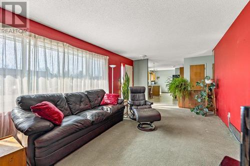 220 Adventure Road, Kelowna, BC - Indoor Photo Showing Living Room