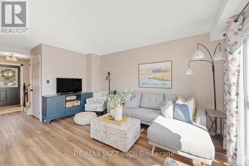 52 Penfound Drive, Clarington (Bowmanville), ON - Indoor Photo Showing Living Room