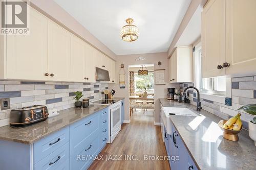 52 Penfound Drive, Clarington (Bowmanville), ON - Indoor Photo Showing Kitchen With Upgraded Kitchen