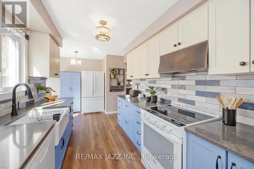 52 Penfound Drive, Clarington (Bowmanville), ON - Indoor Photo Showing Kitchen With Upgraded Kitchen