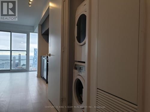 5108 - 181 Dundas Street E, Toronto, ON - Indoor Photo Showing Laundry Room