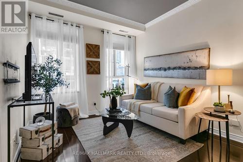 203 - 135 Maitland Street, Toronto, ON - Indoor Photo Showing Living Room