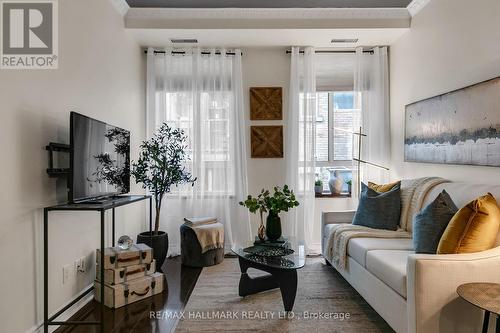 203 - 135 Maitland Street, Toronto, ON - Indoor Photo Showing Living Room