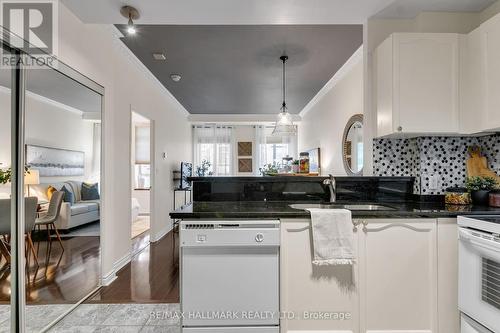 203 - 135 Maitland Street, Toronto, ON - Indoor Photo Showing Kitchen