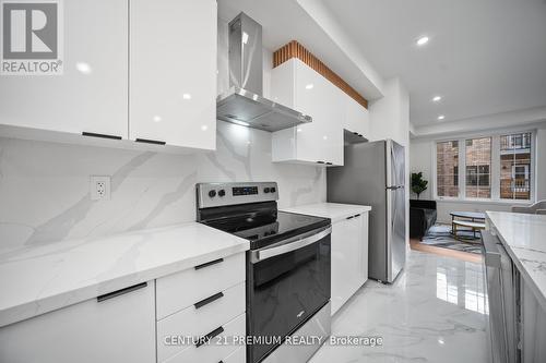 16 Calloway Way, Whitby (Downtown Whitby), ON - Indoor Photo Showing Kitchen