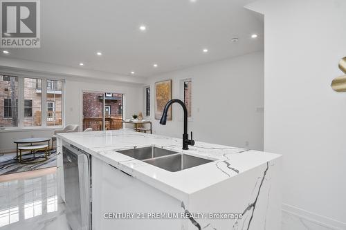 16 Calloway Way, Whitby (Downtown Whitby), ON - Indoor Photo Showing Kitchen With Double Sink