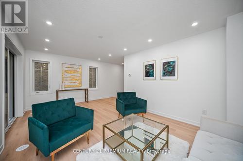 16 Calloway Way, Whitby (Downtown Whitby), ON - Indoor Photo Showing Living Room