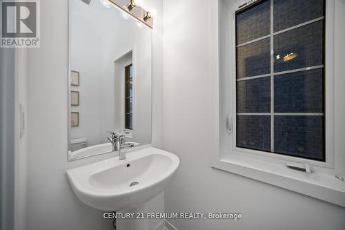 16 Calloway Way, Whitby (Downtown Whitby), ON - Indoor Photo Showing Bathroom