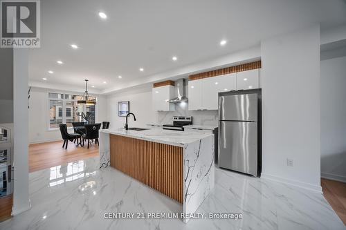 16 Calloway Way, Whitby (Downtown Whitby), ON - Indoor Photo Showing Kitchen