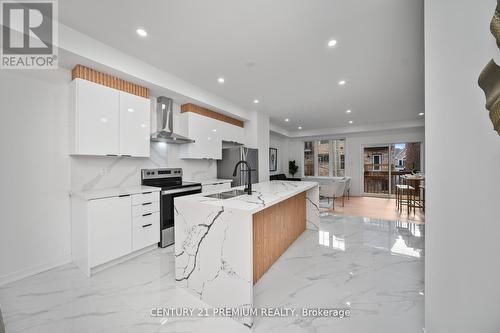 16 Calloway Way, Whitby (Downtown Whitby), ON - Indoor Photo Showing Kitchen