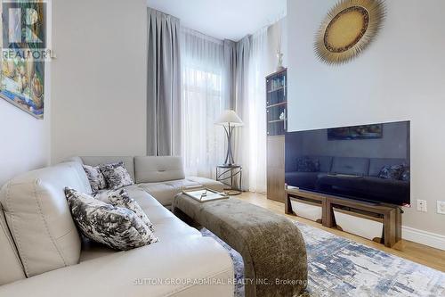 49 Goldbrook Crescent, Richmond Hill, ON - Indoor Photo Showing Living Room