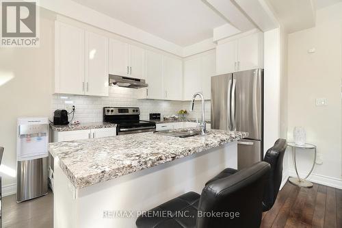 39 Caliber Court, King (Nobleton), ON - Indoor Photo Showing Kitchen With Upgraded Kitchen