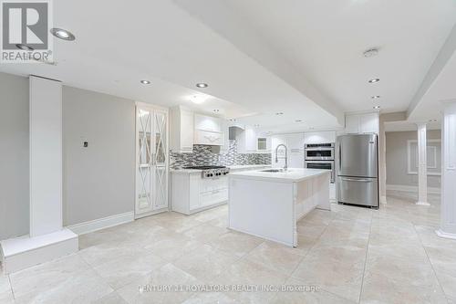 6 Hickory Ridge Court, Brampton (Credit Valley), ON - Indoor Photo Showing Kitchen With Upgraded Kitchen