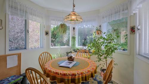 2383 Ayrshire Court, Kelowna, BC - Indoor Photo Showing Dining Room