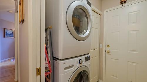 2383 Ayrshire Court, Kelowna, BC - Indoor Photo Showing Laundry Room