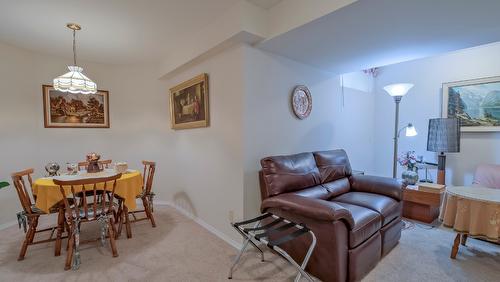 2383 Ayrshire Court, Kelowna, BC - Indoor Photo Showing Dining Room