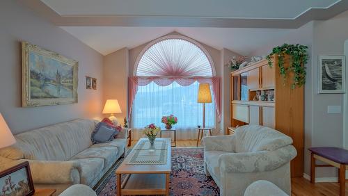 2383 Ayrshire Court, Kelowna, BC - Indoor Photo Showing Living Room