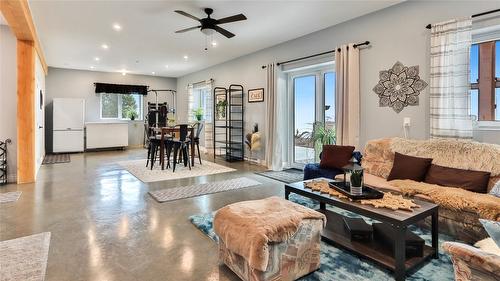 137 Eagle Point, Osoyoos, BC - Indoor Photo Showing Living Room