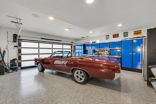 2227 Shannon Woods Place, West Kelowna, BC - Indoor Photo Showing Garage