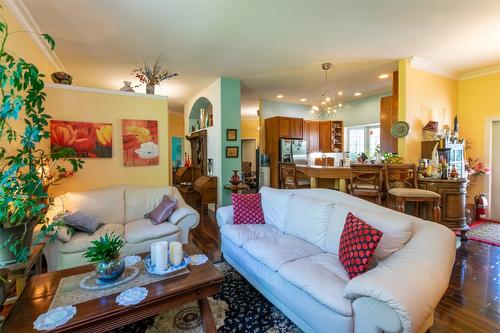 1371 18 Street, Salmon Arm, BC - Indoor Photo Showing Living Room