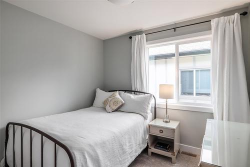 #2-1033 Stockwell Avenue, Kelowna, BC - Indoor Photo Showing Bedroom