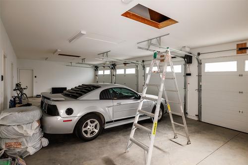 #2-1033 Stockwell Avenue, Kelowna, BC - Indoor Photo Showing Garage