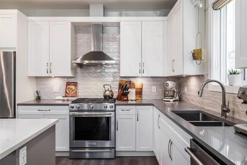 #2-1033 Stockwell Avenue, Kelowna, BC - Indoor Photo Showing Kitchen With Double Sink With Upgraded Kitchen