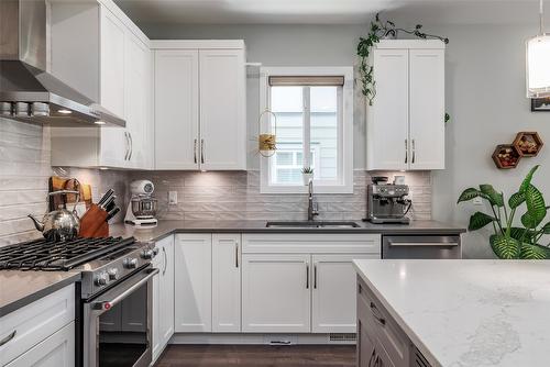 #2-1033 Stockwell Avenue, Kelowna, BC - Indoor Photo Showing Kitchen With Upgraded Kitchen