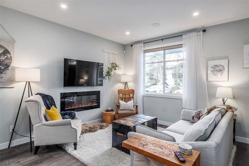 #2-1033 Stockwell Avenue, Kelowna, BC - Indoor Photo Showing Living Room With Fireplace