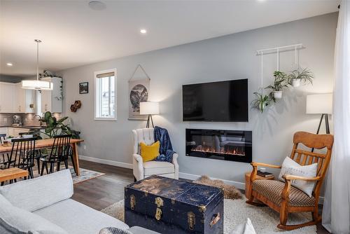 #2-1033 Stockwell Avenue, Kelowna, BC - Indoor Photo Showing Living Room With Fireplace