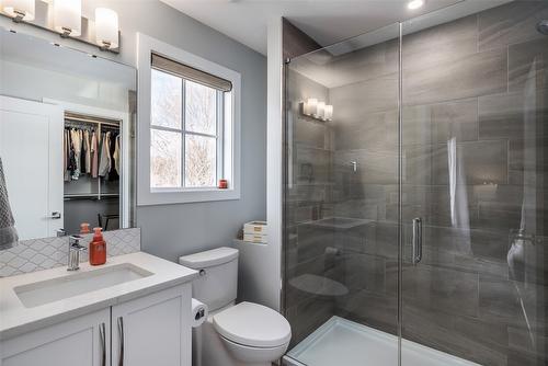 #2-1033 Stockwell Avenue, Kelowna, BC - Indoor Photo Showing Bathroom