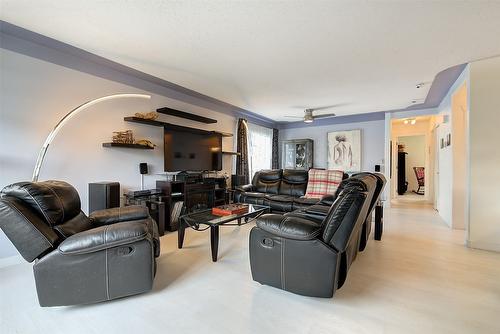 1521 Ross Road, West Kelowna, BC - Indoor Photo Showing Living Room