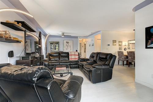 1521 Ross Road, West Kelowna, BC - Indoor Photo Showing Living Room