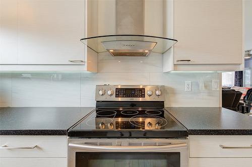 1521 Ross Road, West Kelowna, BC - Indoor Photo Showing Kitchen