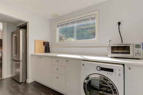 1521 Ross Road, West Kelowna, BC - Indoor Photo Showing Laundry Room