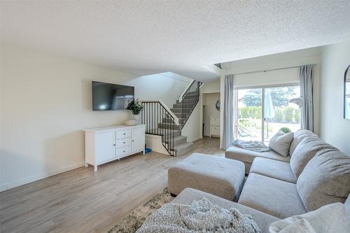 917-3140 Wilson Street, Penticton, BC - Indoor Photo Showing Living Room