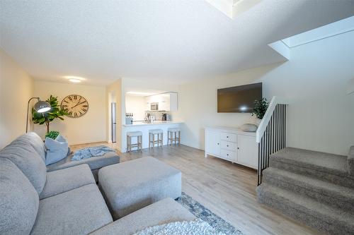 917-3140 Wilson Street, Penticton, BC - Indoor Photo Showing Living Room