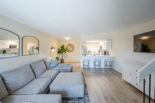 917-3140 Wilson Street, Penticton, BC - Indoor Photo Showing Living Room