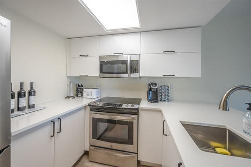 917-3140 Wilson Street, Penticton, BC - Indoor Photo Showing Kitchen