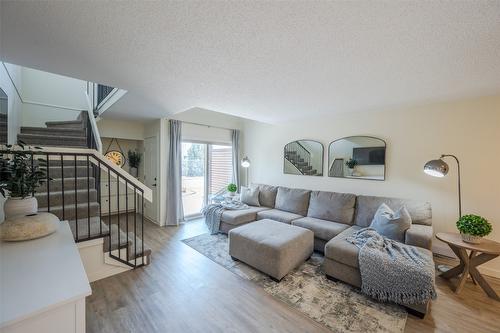 917-3140 Wilson Street, Penticton, BC - Indoor Photo Showing Living Room