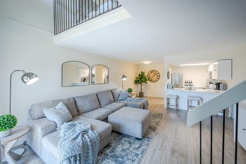 917-3140 Wilson Street, Penticton, BC - Indoor Photo Showing Living Room