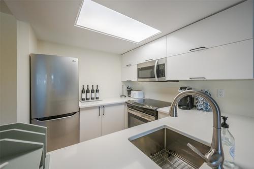 917-3140 Wilson Street, Penticton, BC - Indoor Photo Showing Kitchen