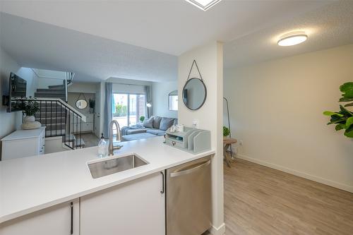 917-3140 Wilson Street, Penticton, BC - Indoor Photo Showing Kitchen