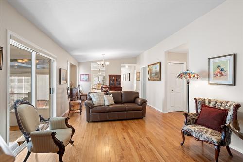 342 Falcon Drive, Penticton, BC - Indoor Photo Showing Living Room