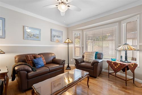 342 Falcon Drive, Penticton, BC - Indoor Photo Showing Living Room