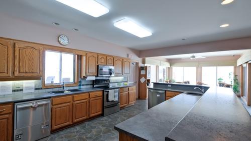 342 Falcon Drive, Penticton, BC - Indoor Photo Showing Kitchen